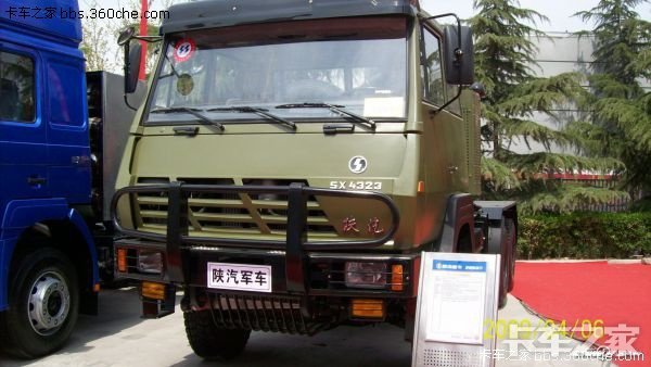 看一看陕汽军用牵引车,其实和普通民用车也差不多.