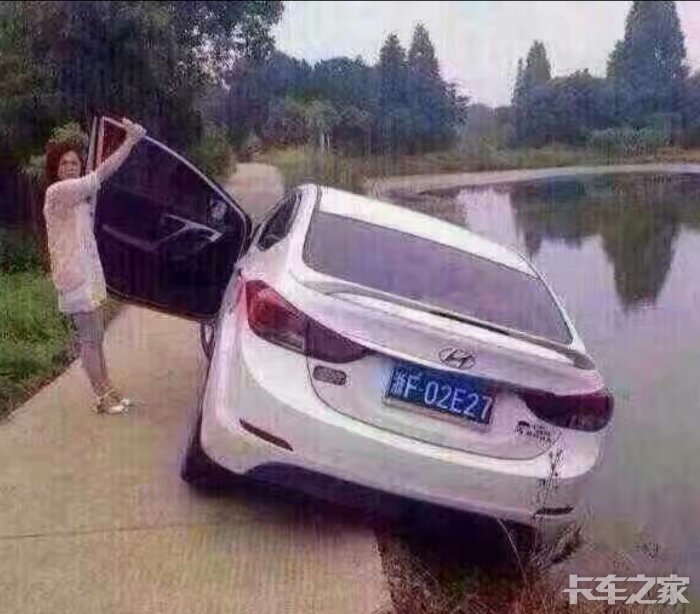 这位女司机告诉了我们:努力,还有希望;不努力门都没有!努力才有门