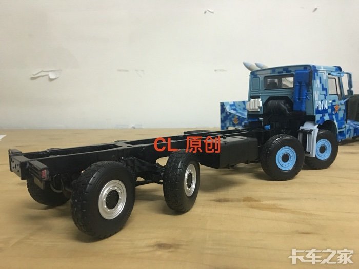 1:24 豪沃8x8全转向卡车底盘