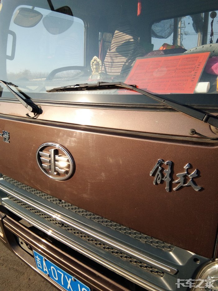 我给解放点赞.牛,真的有面,小车全让道,咋说呢.