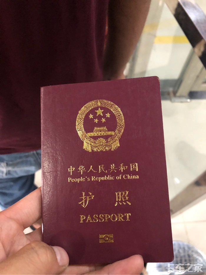 顺着大厅一直办 第一个窗口护照给工作人员交15000老挝币 然后护照从