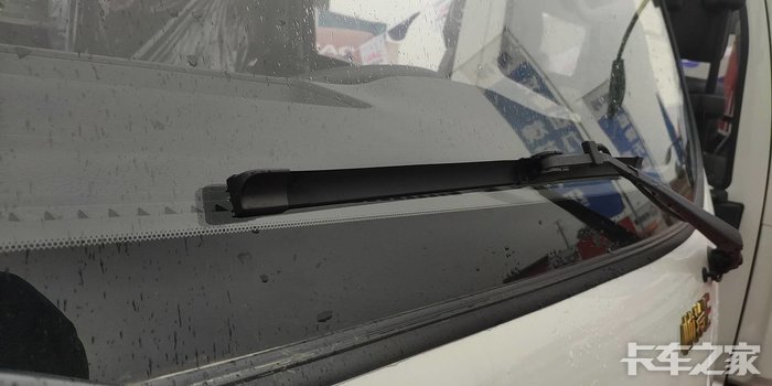 今天来看车,看到江淮帅铃,这个车的雨刮器好像跟其他货车的雨刮器不
