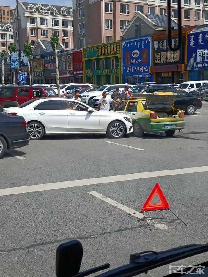 奔驰撞出租车了奔驰进小区