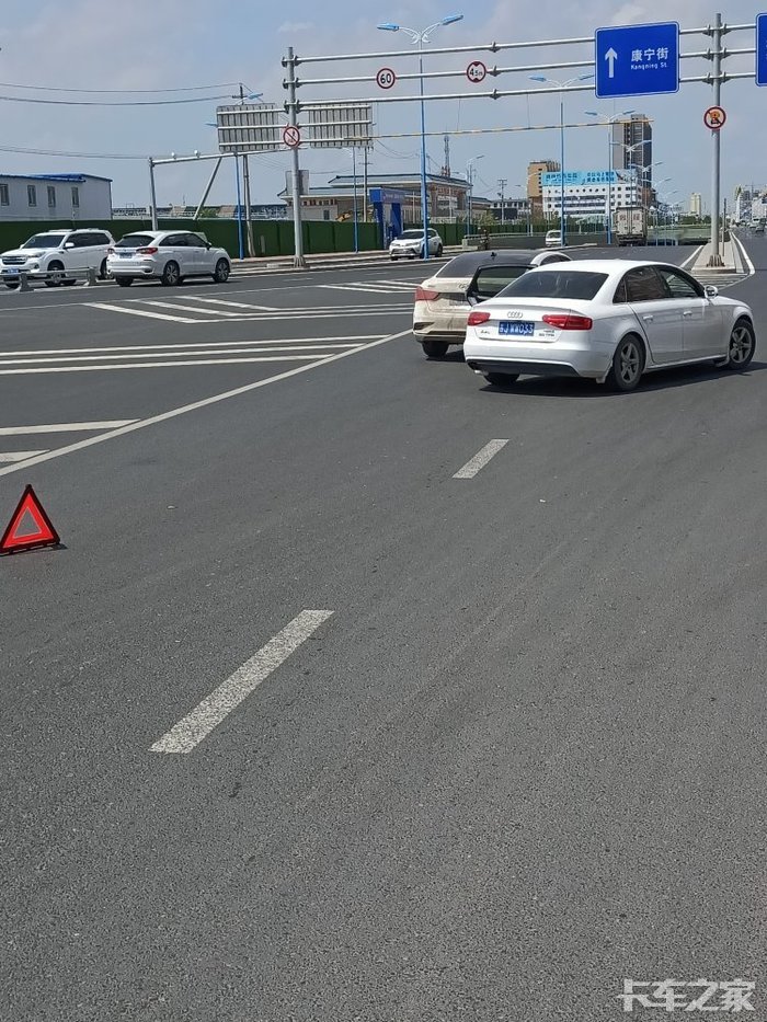 奥迪和现代车发生剐蹭事故,他俩都不在线上