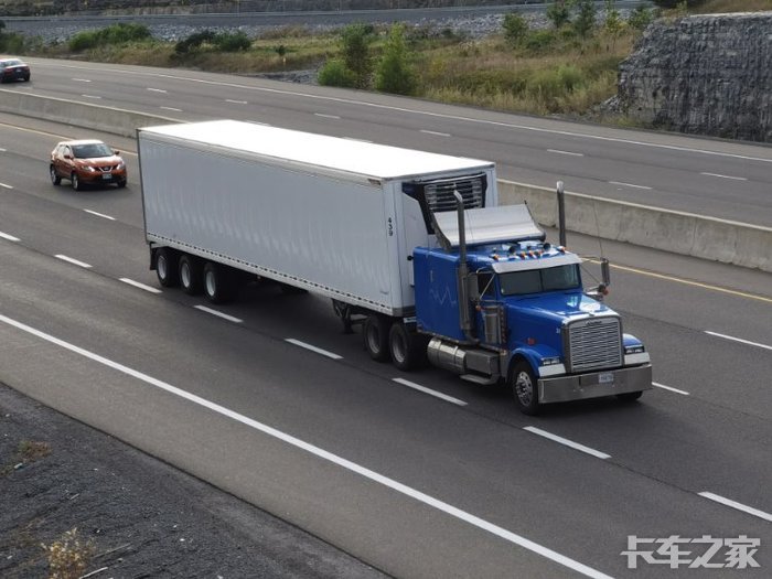 威严的经典式长头卡车加拿大401高速公路拍车04