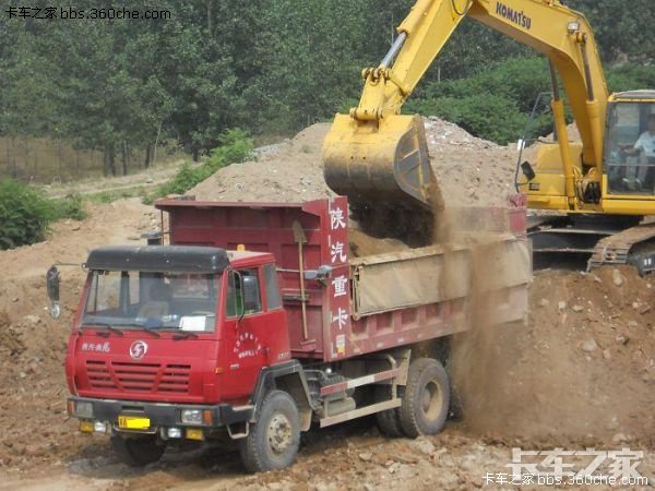 [保养维护]拉渣土的后八轮自卸.