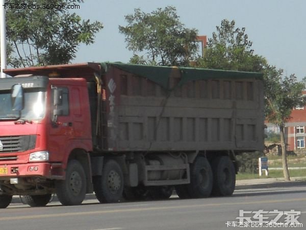 拉沙子的主流自卸车随拍