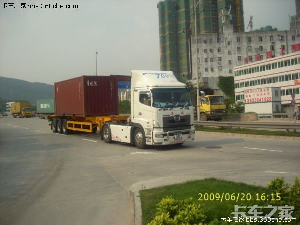 上周末在皇岗口岸拍到的香港货柜车