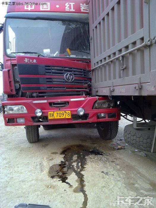 罕见前四后十二解放j6惨遭红岩新大康爆菊