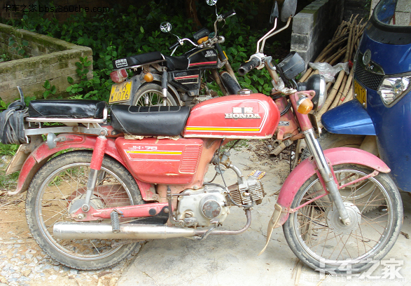 整天看卡车了,给大家换换口味,看看我的老古董嘉陵摩托车