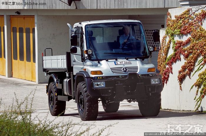感谢楼主奉上的照片,图片上的乌尼莫克是还是老款的,因为现款的乌