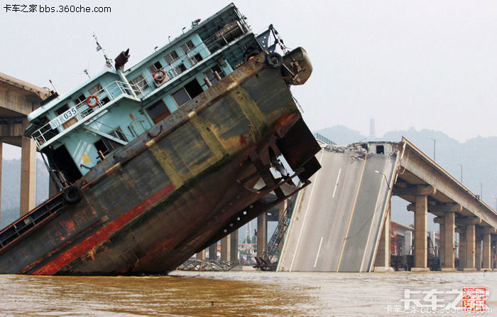 广东九江大桥 2007年6月15日,一艘运沙船撞击九江大桥,导致桥面坍塌约