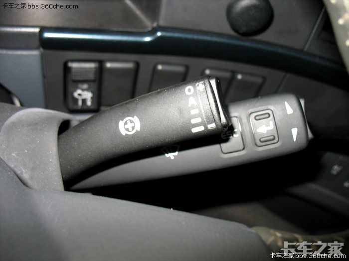 收到,看看这个,上面那有个 的是什么开关啊?缓速器?