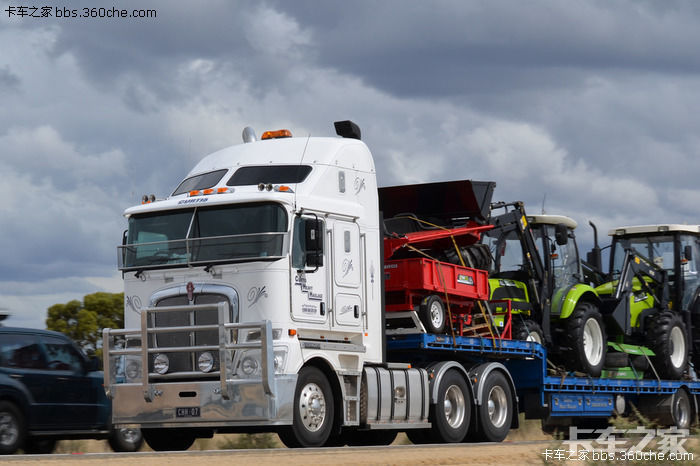 看惯了千篇一律的欧式重卡来欣赏欣赏霸气十足的美式平头重卡吧