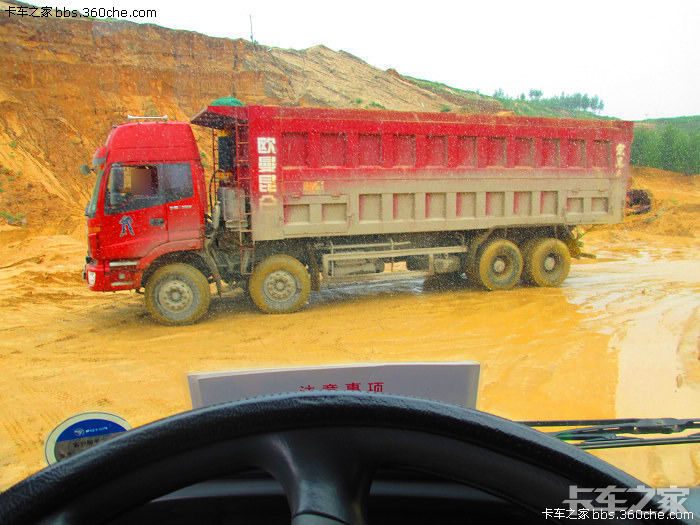 欧曼8x4自卸车,拉沙子简单图片记录.