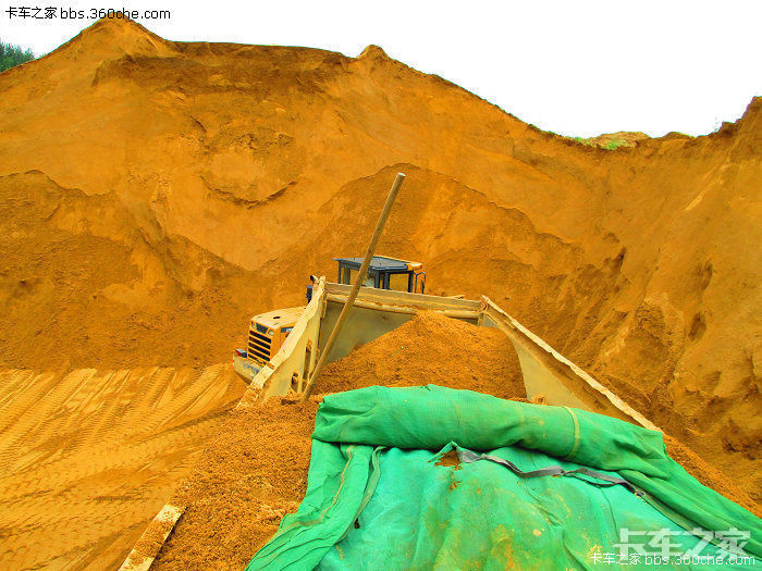 欧曼8x4自卸车,拉沙子简单图片记录.