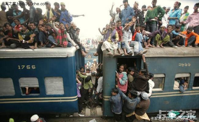 印度式火车超载还有比这更夸张的吗