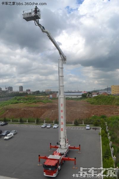 国内斯堪尼亚博浪涛101米登高车实拍