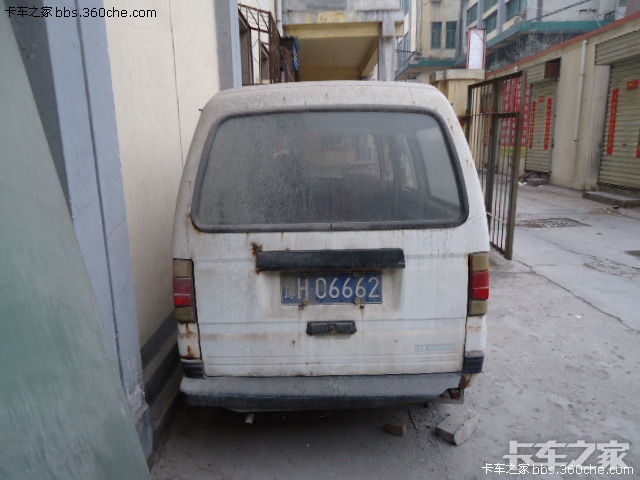 街拍老车之九五年生产的松花江牌微型面包车