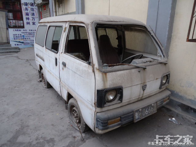 街拍老车之九五年生产的松花江牌微型面包车