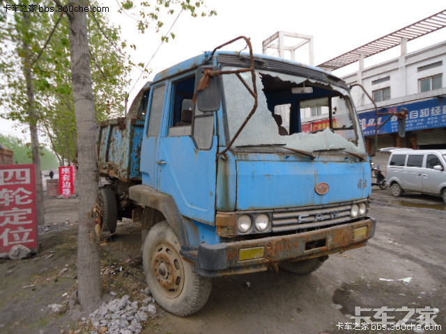 实拍老车之平头圆灯红鹰标志解放两吨王自卸车