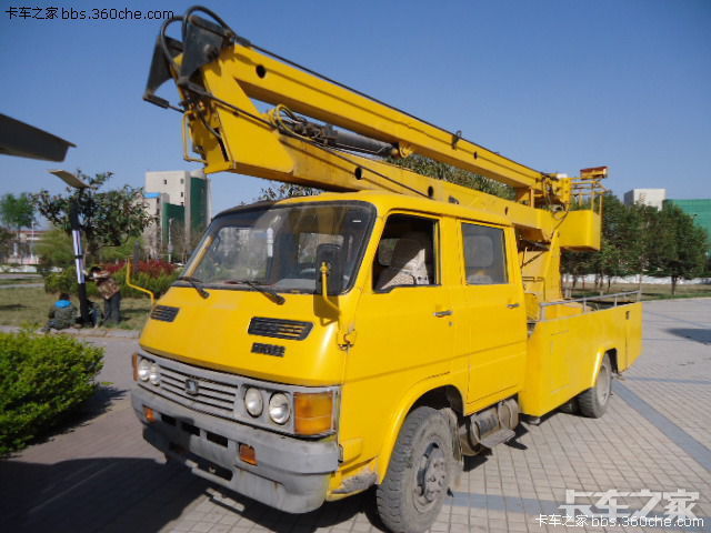 实拍老车之南京跃进1041双排座高空作业车