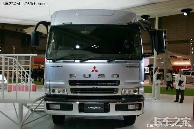 新款三菱fuso泥头车.