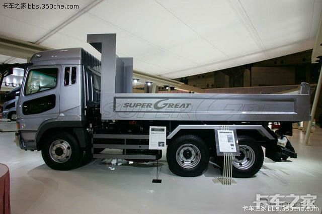 新款三菱fuso泥头车.