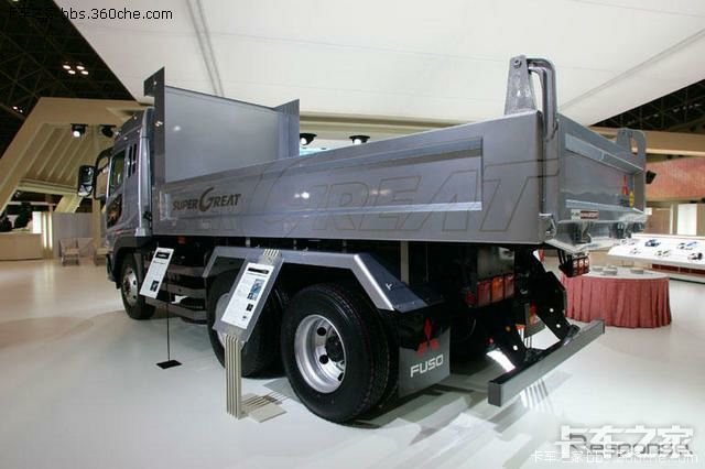 新款三菱fuso泥头车.