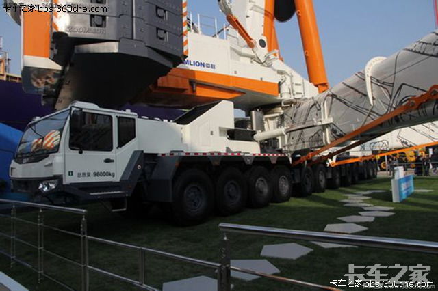 中联重科2000吨起重机模型