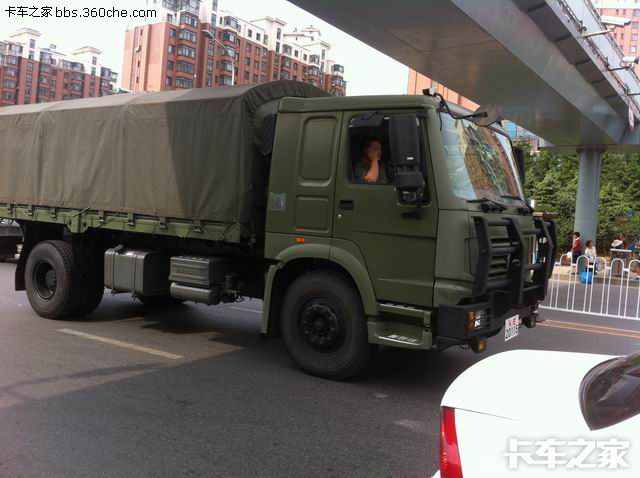 随手拍两辆军车