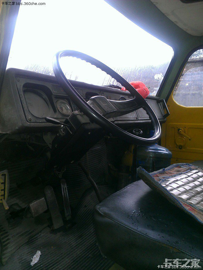 这是那台140的驾驶室,方向盘组合开关换过,和上面的不同