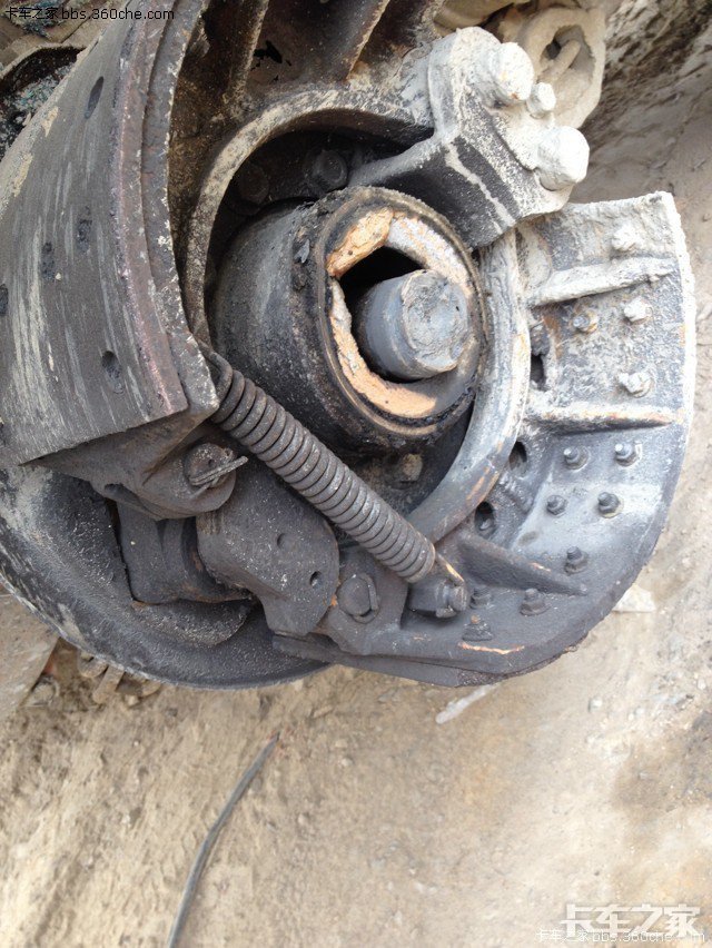 后桥套管断了,辛亏是双桥,不然就坏在路上了