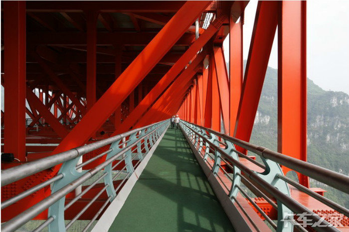 桥下的人行观光通道