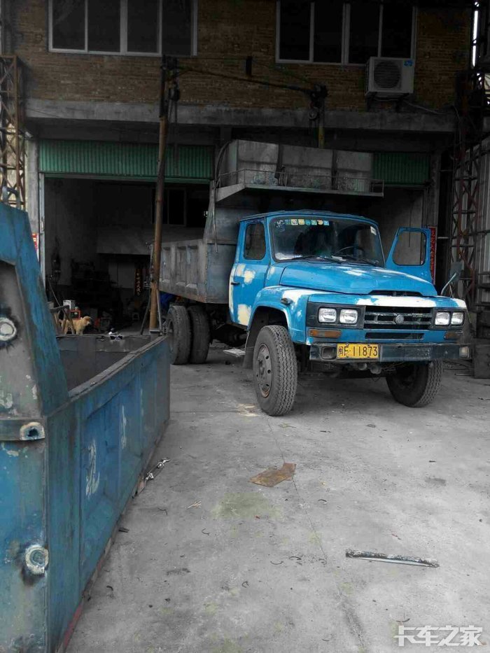 看东风尖头拉煤车换车厢