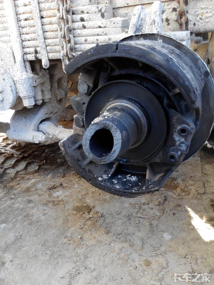 有图有真相解放j6p自卸车中桥套管断裂