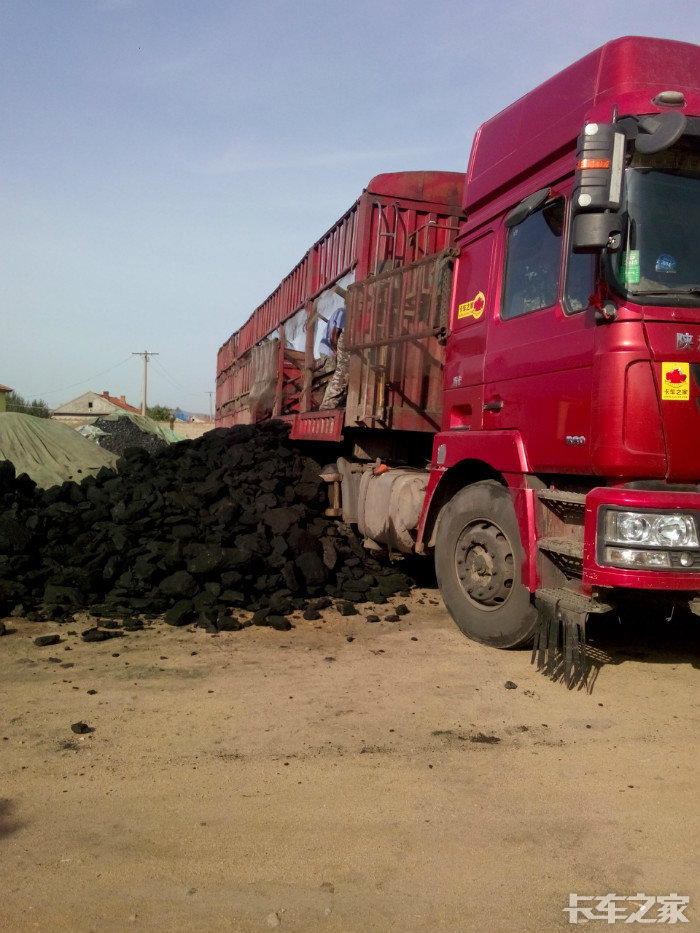 大家一看就知道这不是干标载的车,不错这个车我主要是拉煤和熟料总重