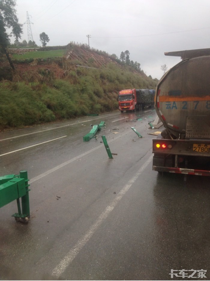 车祸01s广昆高速弥勒坡段大货车严重追尾