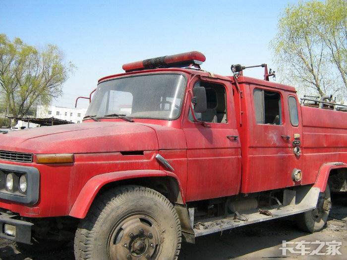 少见的长头消防车用解放底盘