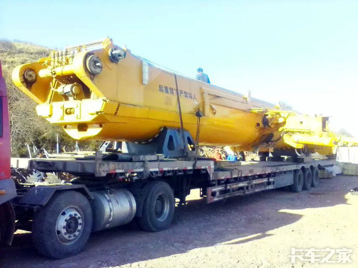 给大家分享一下德国利勃海尔1200吨吊车