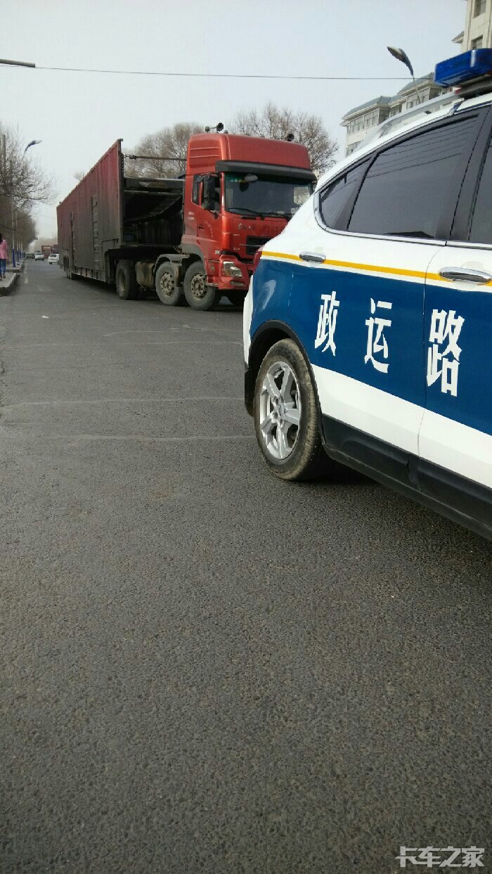 这轿运车比较倒霉刚准备要掉头就被运政堵了