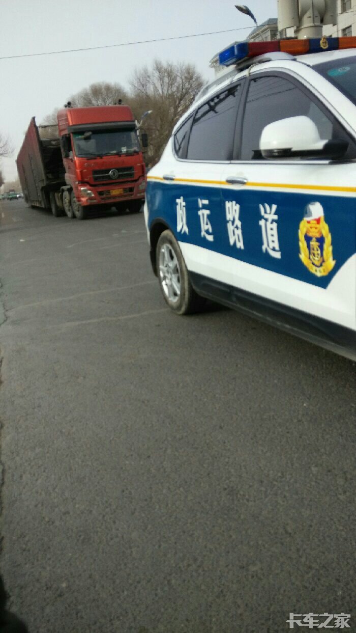 这轿运车比较倒霉刚准备要掉头就被运政堵了