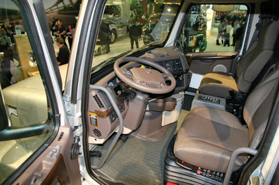 评论:一起去看大鼻子长头卡车 美国中部卡车展我们来了