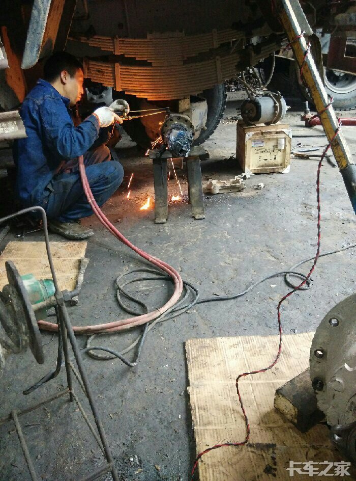 重汽王牌777b修后桥