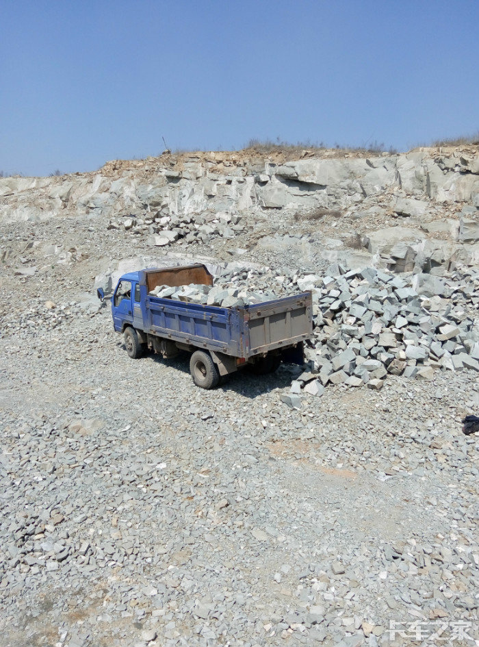 农用车拉石头