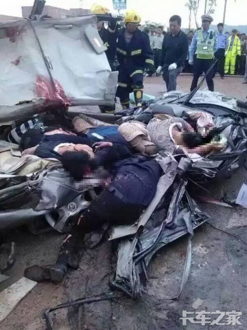 拐弯侧翻压死6人
