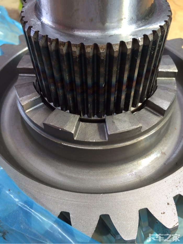 红岩新金钢轴间差速锁技术问题