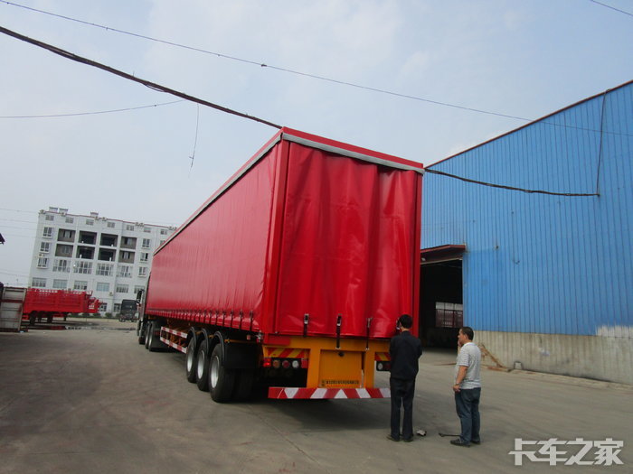 歐陽華俊的骨架式篷布捲簾式半掛車,高速公路上一道亮麗風景線.