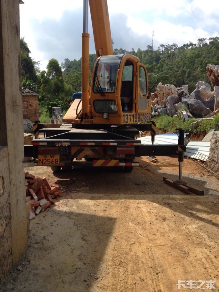 货运难做,货车司机替班吊车司机