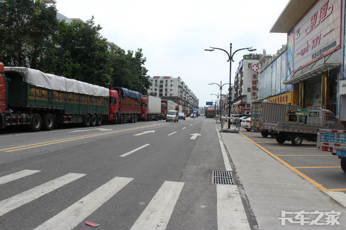 东莞下桥水果批发市场一角